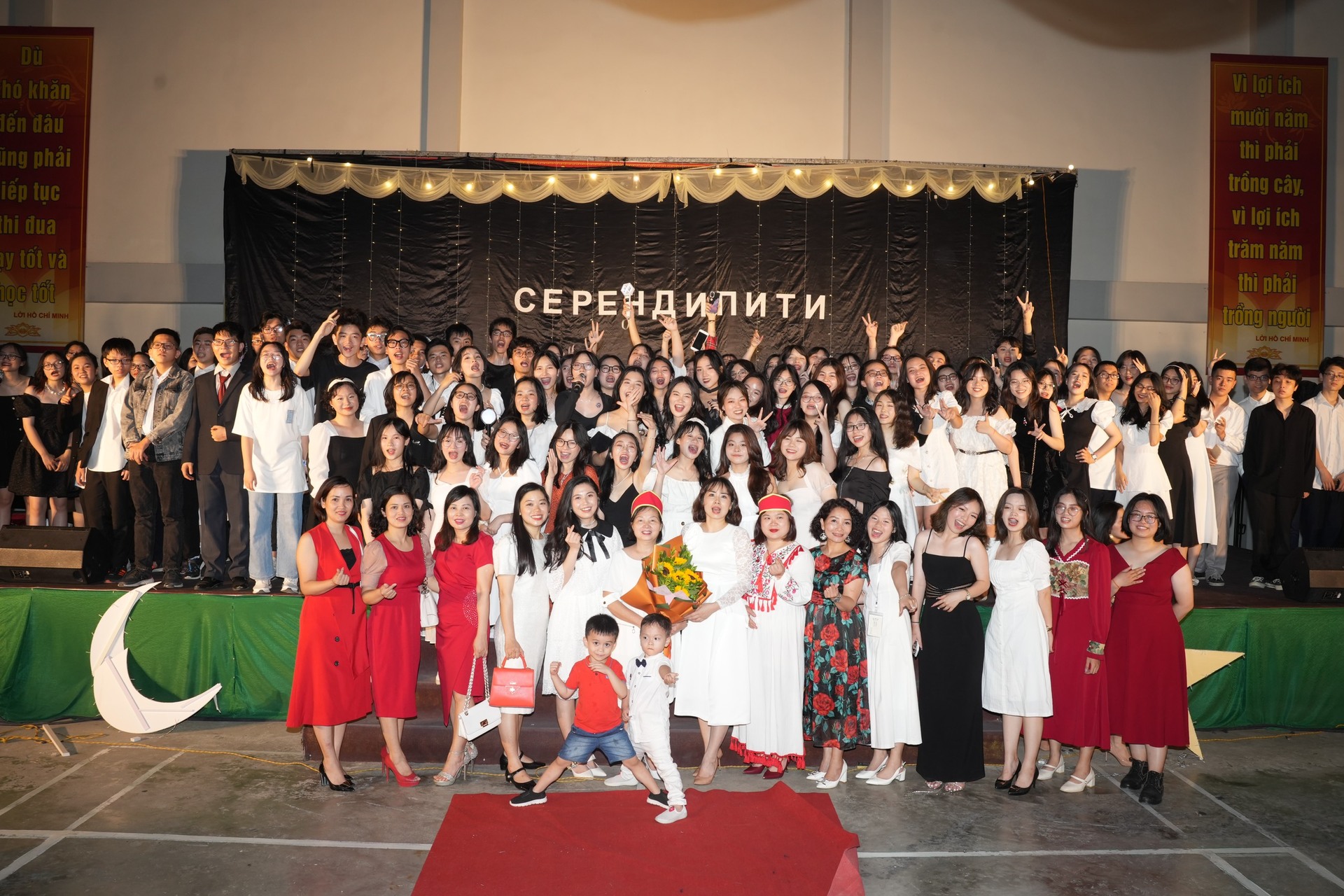 Prom khối chuyên Nga: Lễ hội Đêm Trắng - lung linh và lãng mạn.
